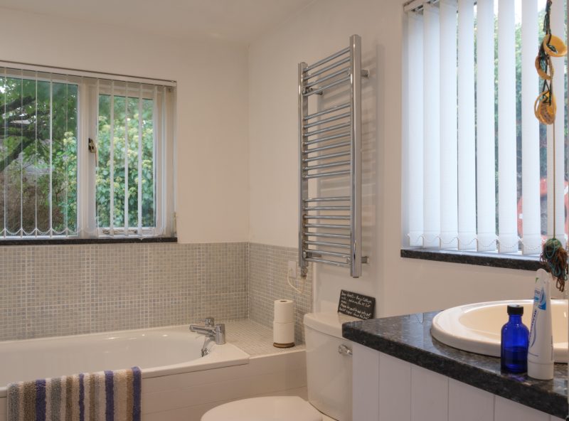 The bathroom in Banjo Cottage