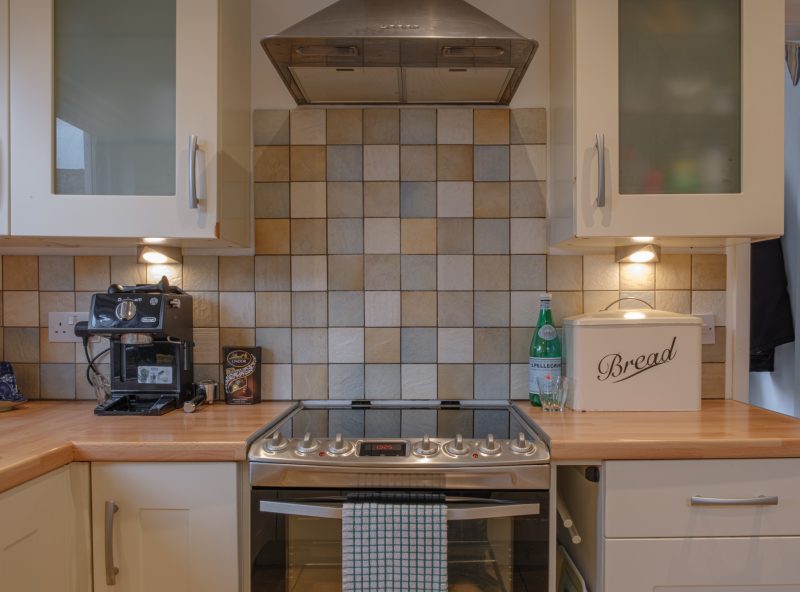 The oven with induction hob in Banjo Cottage