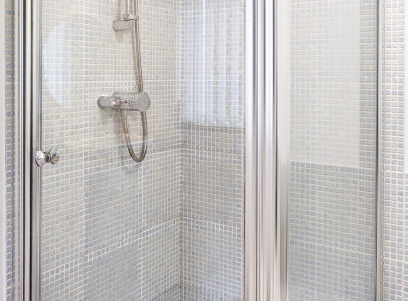 The standalone shower in Banjo Cottage