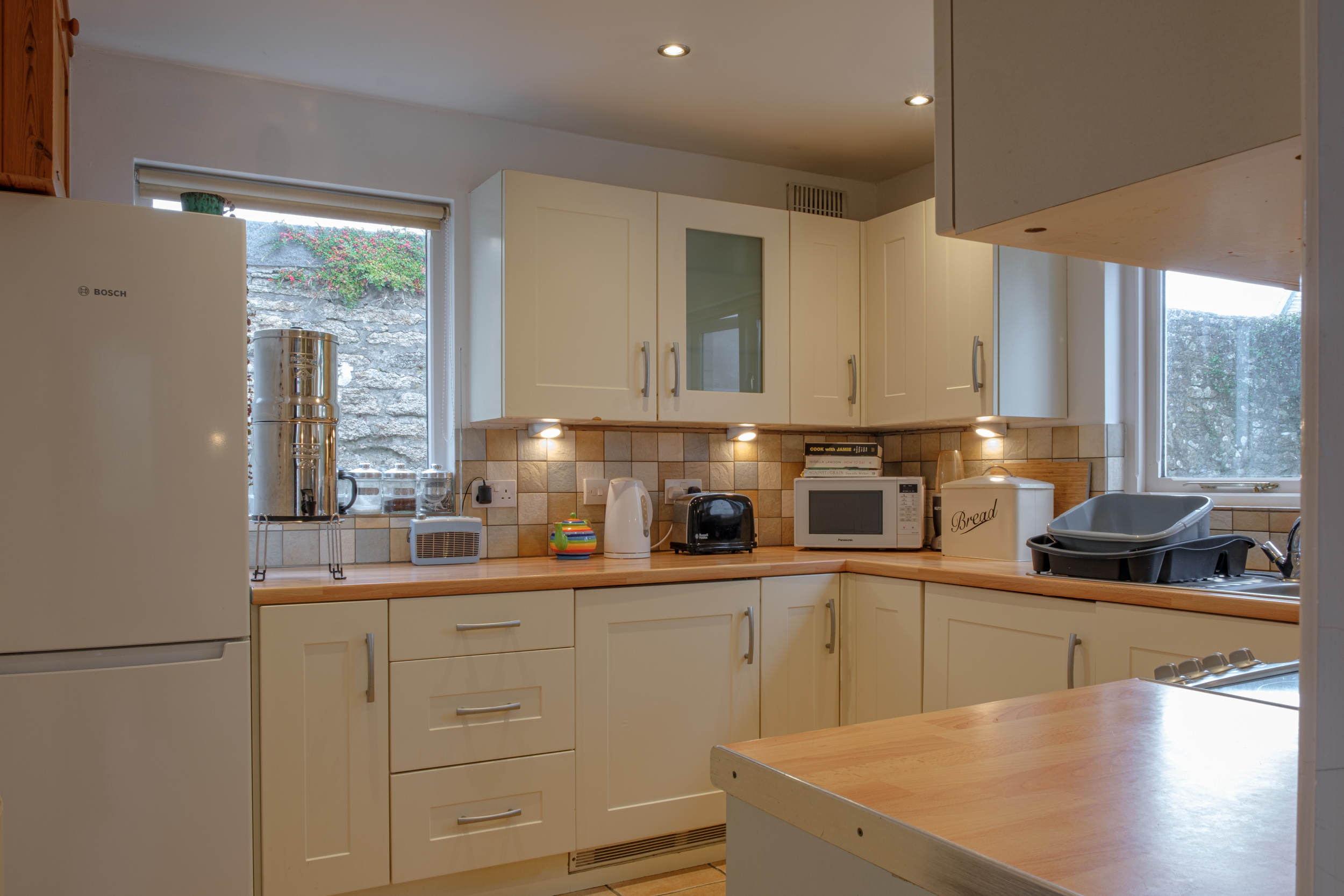 The kitchen in Banjo Cottage on Cape Cornwall Street, St Just 30_09_24-1 (2500px)